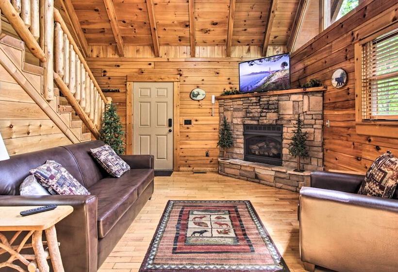 Romantic Mountain Getaway: Cabin W/ Hot Tub!