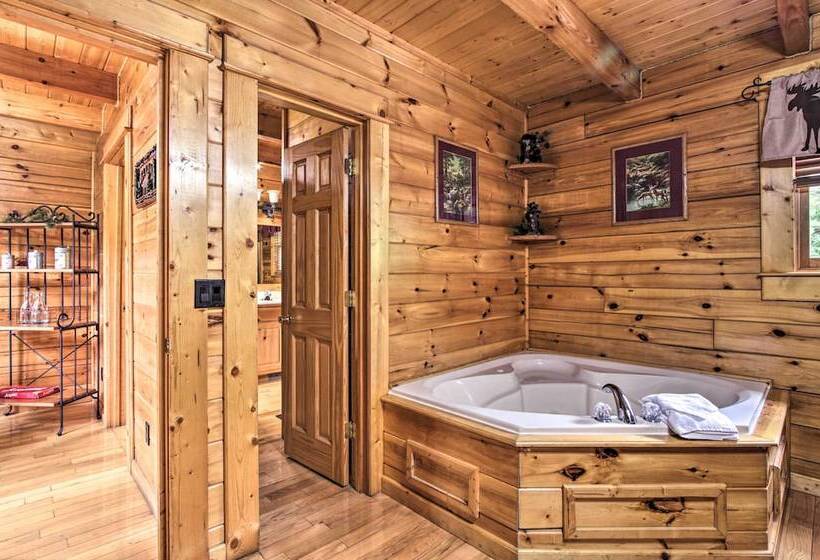 Romantic Mountain Getaway: Cabin W/ Hot Tub!