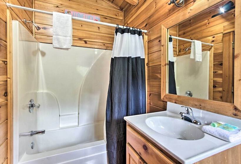 Romantic Mountain Getaway: Cabin W/ Hot Tub!