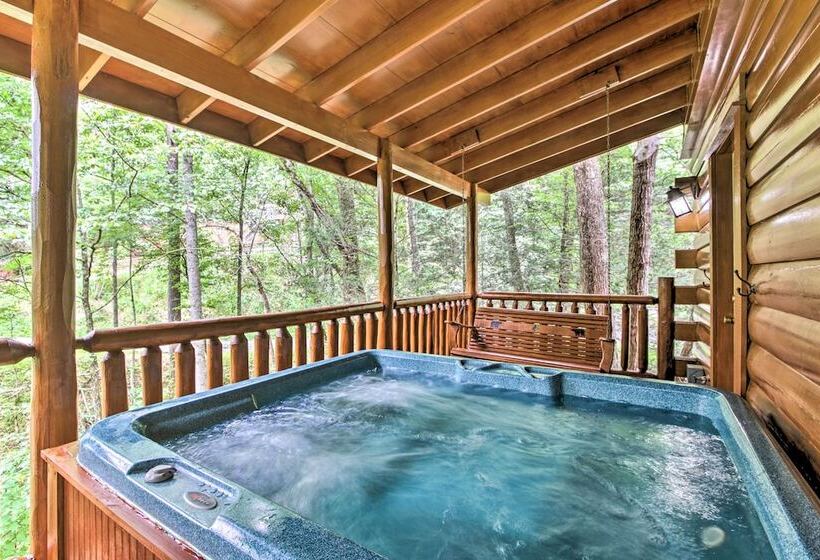 Romantic Mountain Getaway: Cabin W/ Hot Tub!