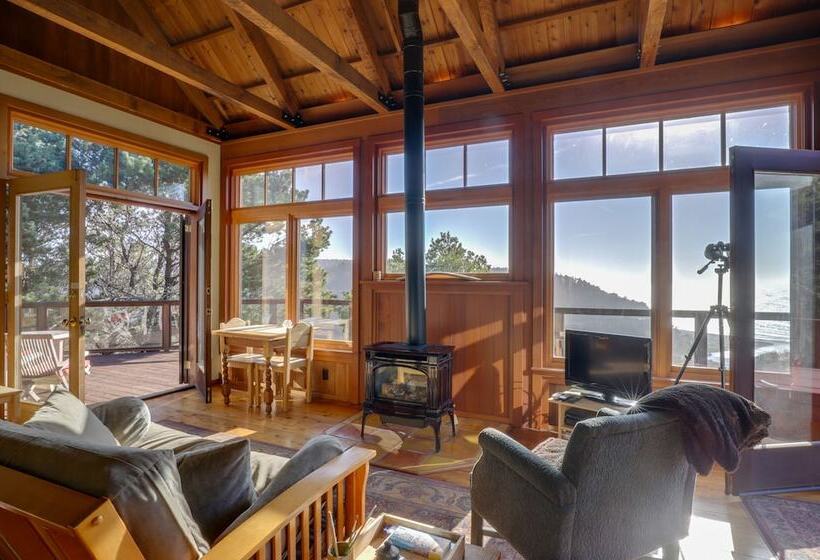 Romantic Ridgetop Escape W/ Hot Tub Near Mendocino
