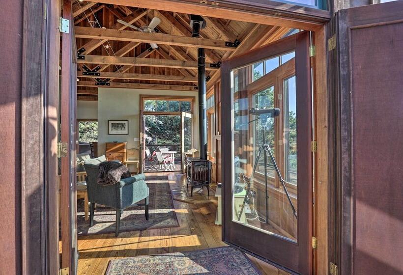 Romantic Ridgetop Escape W/ Hot Tub Near Mendocino