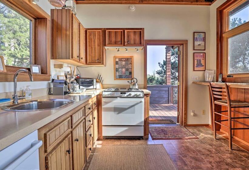 Romantic Ridgetop Escape W/ Hot Tub Near Mendocino