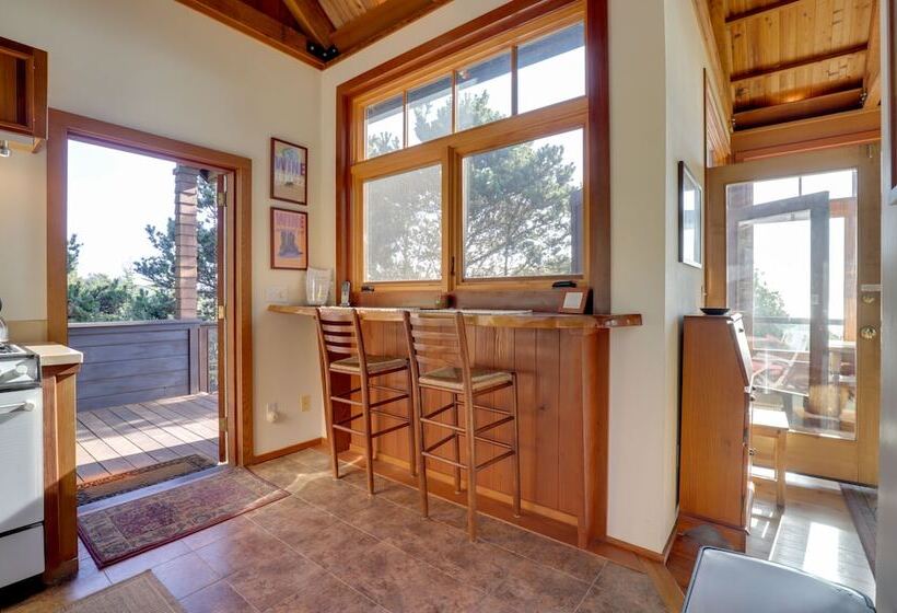 Romantic Ridgetop Escape W/ Hot Tub Near Mendocino