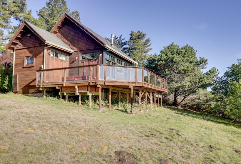 Romantic Ridgetop Escape W/ Hot Tub Near Mendocino