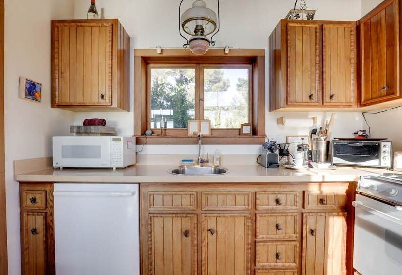 Romantic Ridgetop Escape W/ Hot Tub Near Mendocino