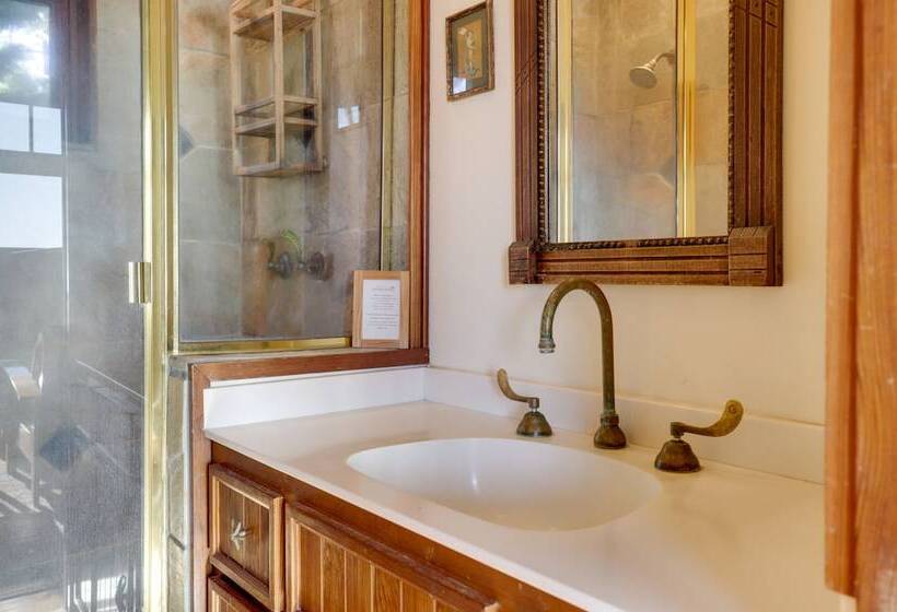 Romantic Ridgetop Escape W/ Hot Tub Near Mendocino