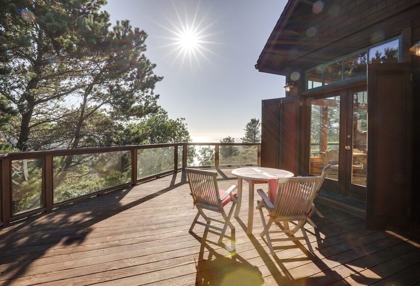 Romantic Ridgetop Escape W/ Hot Tub Near Mendocino