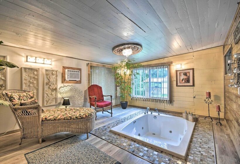 Rustic Chic Home ~1 Mi To Dtwn Hot Springs!