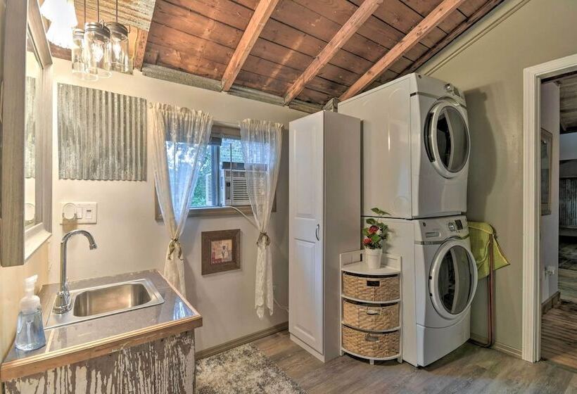 Rustic Chic Home ~1 Mi To Dtwn Hot Springs!