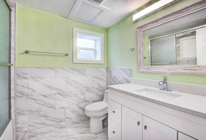 Sarasota Home W/ Screened Porch, Walk To Zoo!