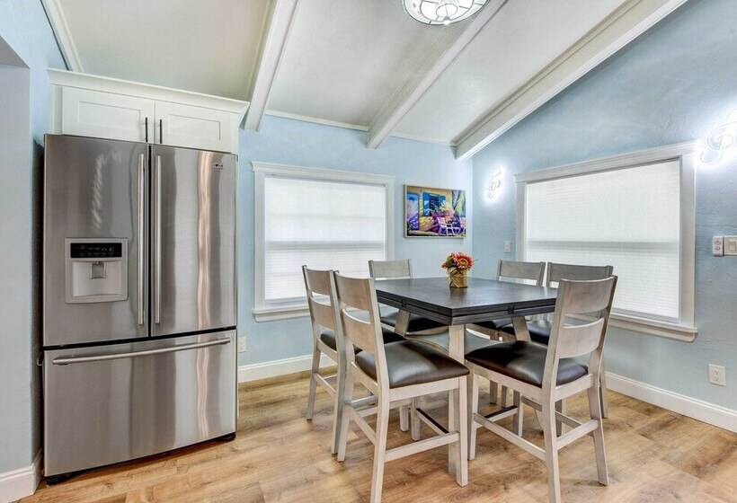 Sarasota Home W/ Screened Porch, Walk To Zoo!