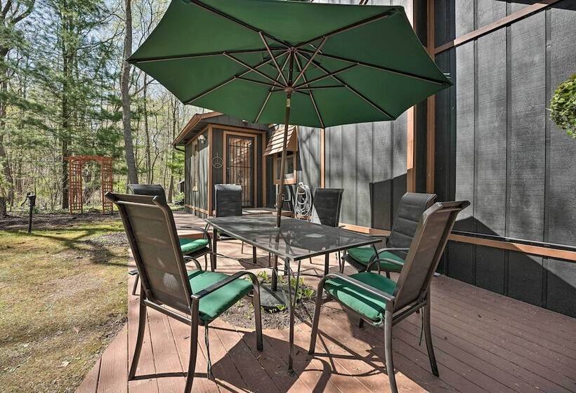 Sawyer Retreat W/ Fire Pit < 2 Mi To Beaches!