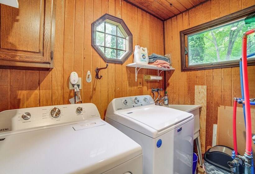 Sawyer Retreat W/ Fire Pit < 2 Mi To Beaches!