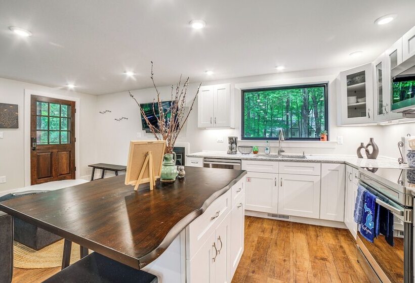 Sawyer Retreat W/ Fire Pit < 2 Mi To Beaches!