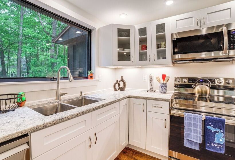 Sawyer Retreat W/ Fire Pit < 2 Mi To Beaches!