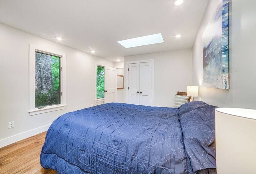 Sawyer Retreat W/ Fire Pit < 2 Mi To Beaches!