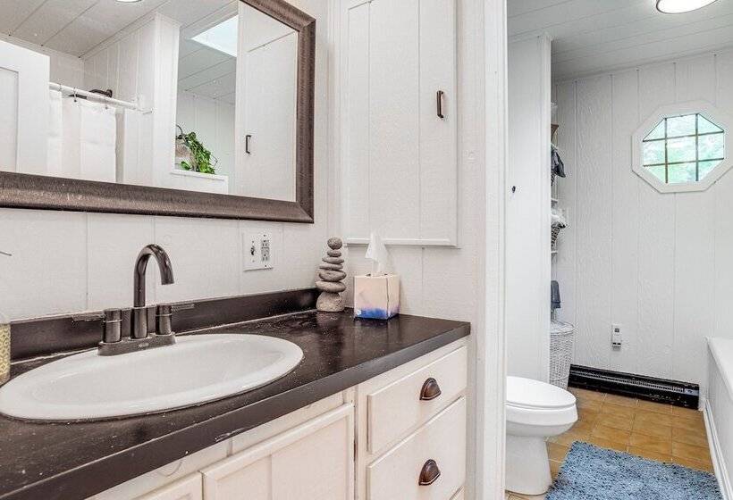 Sawyer Retreat W/ Fire Pit < 2 Mi To Beaches!