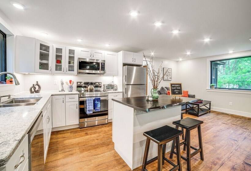 Sawyer Retreat W/ Fire Pit < 2 Mi To Beaches!