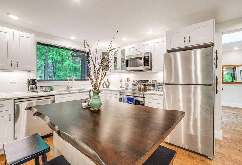 Sawyer Retreat W/ Fire Pit < 2 Mi To Beaches!