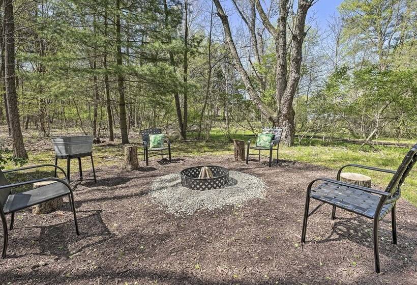 Sawyer Retreat W/ Fire Pit < 2 Mi To Beaches!
