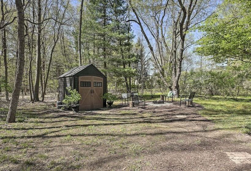 Sawyer Retreat W/ Fire Pit < 2 Mi To Beaches!