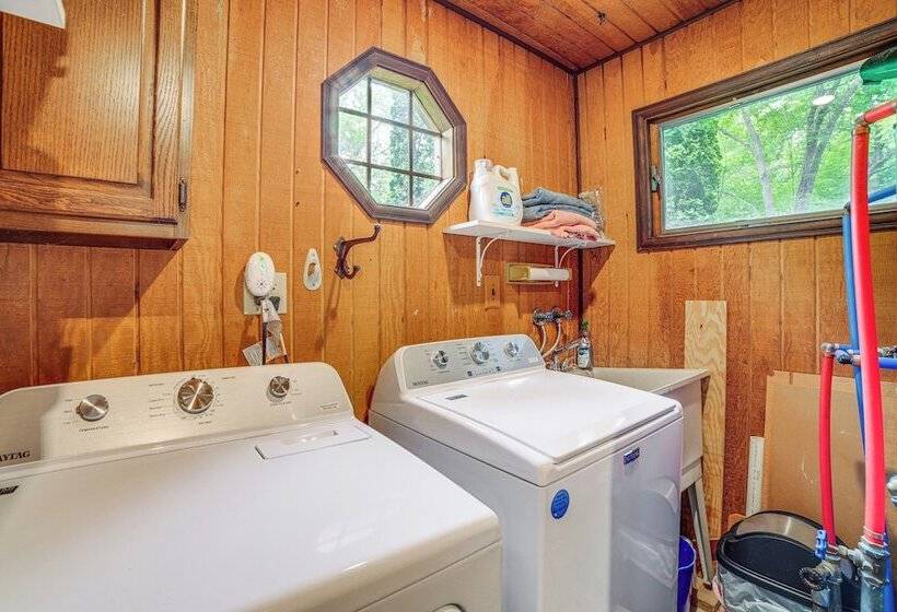 Sawyer Retreat W/ Fire Pit < 2 Mi To Beaches!