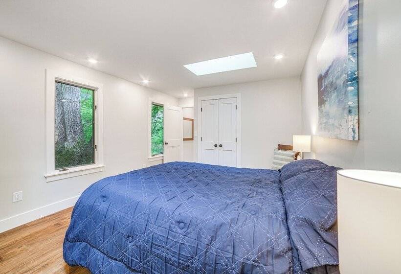 Sawyer Retreat W/ Fire Pit < 2 Mi To Beaches!