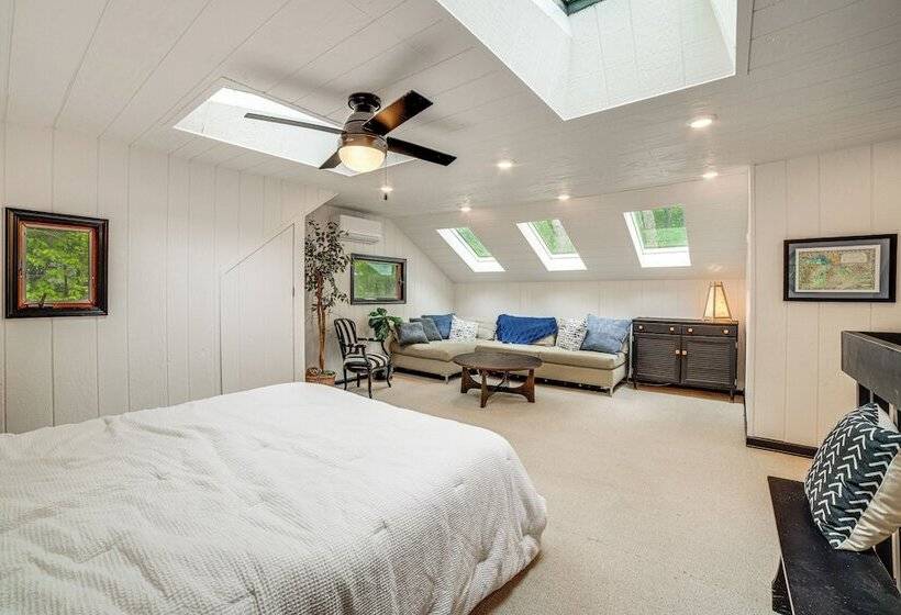 Sawyer Retreat W/ Fire Pit < 2 Mi To Beaches!