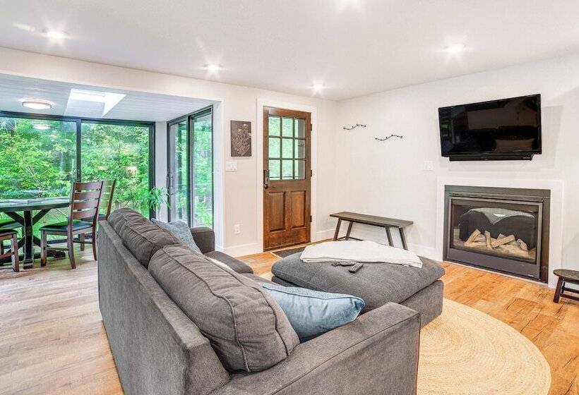 Sawyer Retreat W/ Fire Pit < 2 Mi To Beaches!