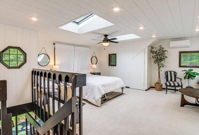 Sawyer Retreat W/ Fire Pit < 2 Mi To Beaches!