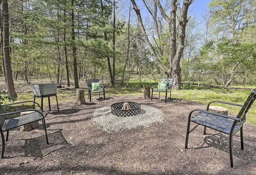Sawyer Retreat W/ Fire Pit < 2 Mi To Beaches!