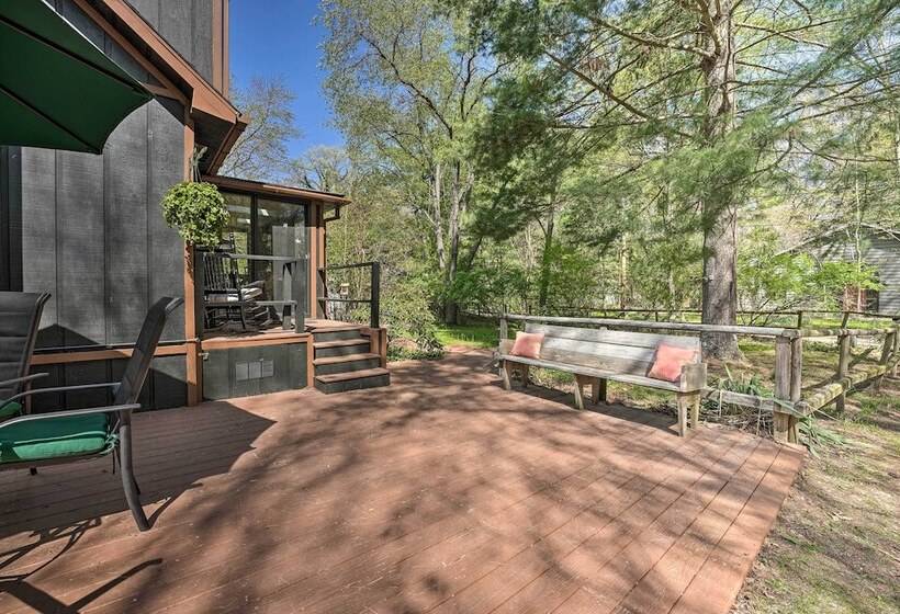 Sawyer Retreat W/ Fire Pit < 2 Mi To Beaches!