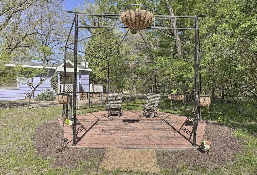 Sawyer Retreat W/ Fire Pit < 2 Mi To Beaches!