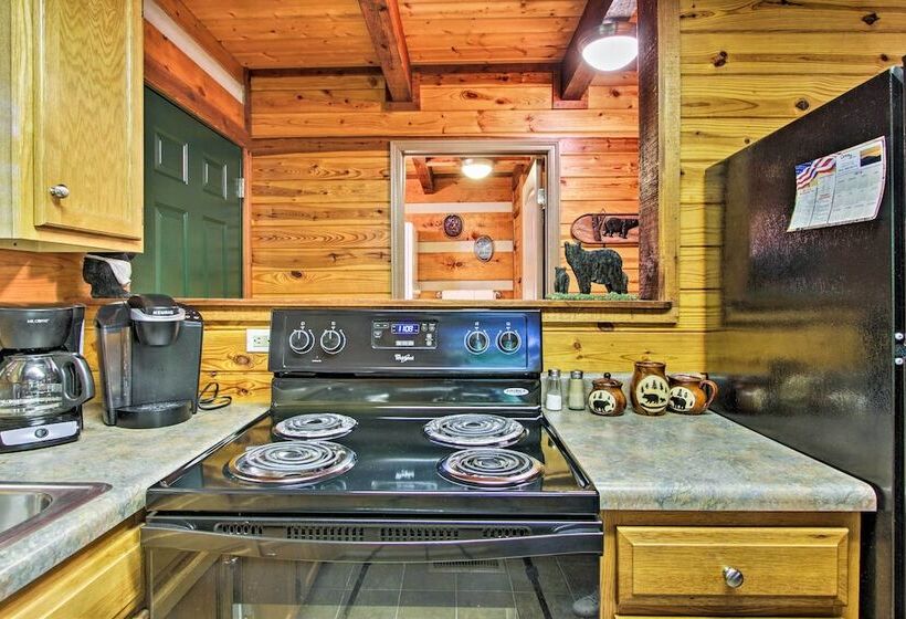 Secluded Forest Cabin, 4 Mi To Downtown Gatlinburg