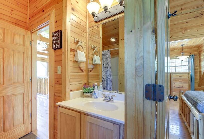 Secluded Smoky Mountain Cabin W/ Theater & Hot Tub