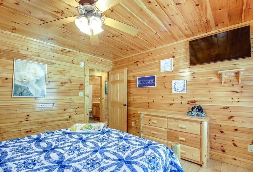 Secluded Smoky Mountain Cabin W/ Theater & Hot Tub