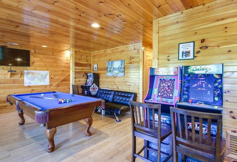 Secluded Smoky Mountain Cabin W/ Theater & Hot Tub