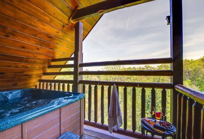 Secluded Smoky Mountain Cabin W/ Theater & Hot Tub