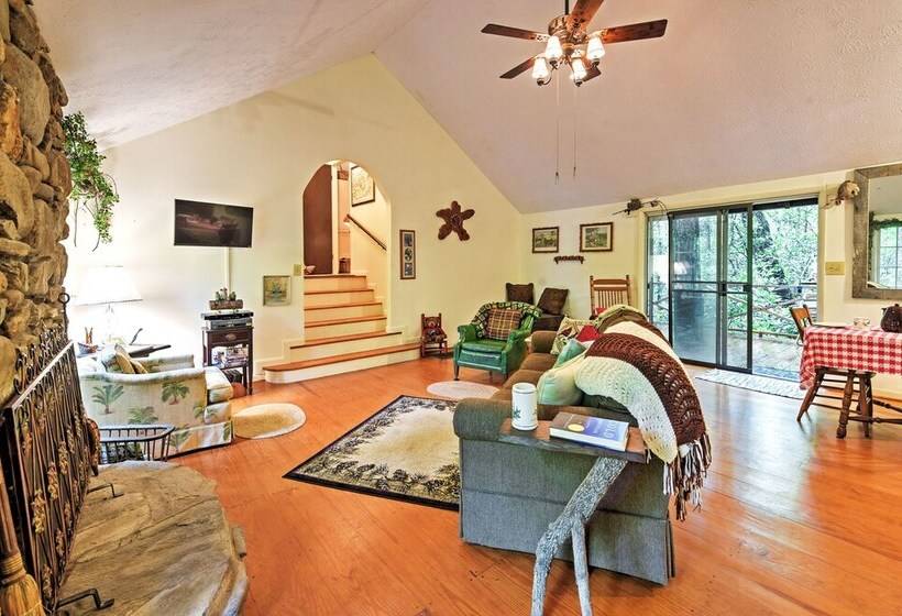 Serene Creekside Cottage Near Mount Pisgah!