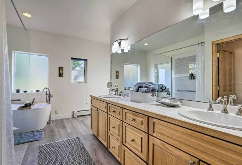 Serene Evergreen Home W/ Hot Tub + Mtn Views!