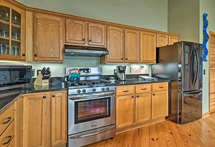 Serene Mountain Mist Retreat W/ Deck & Hot Tub!