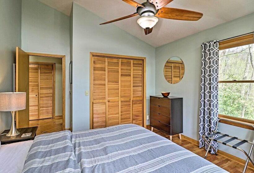 Serene Mountain Mist Retreat W/ Deck & Hot Tub!