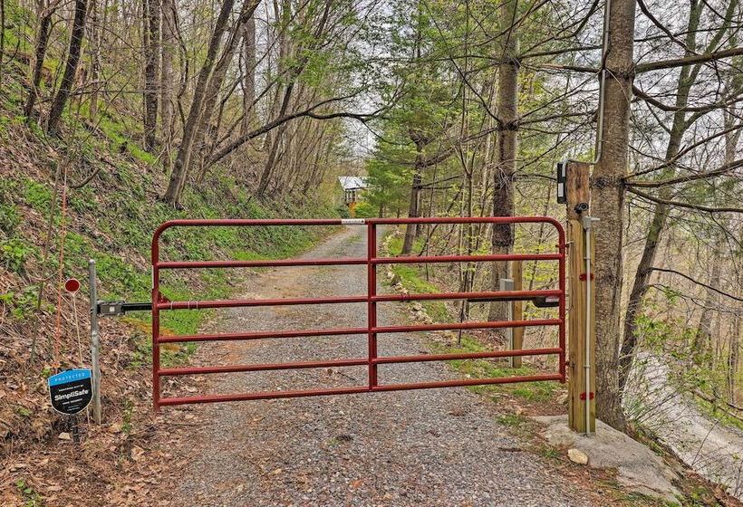 Serene Mountain Mist Retreat W/ Deck & Hot Tub!