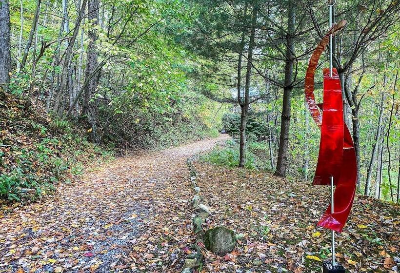 Serene Mountain Mist Retreat W/ Deck & Hot Tub!