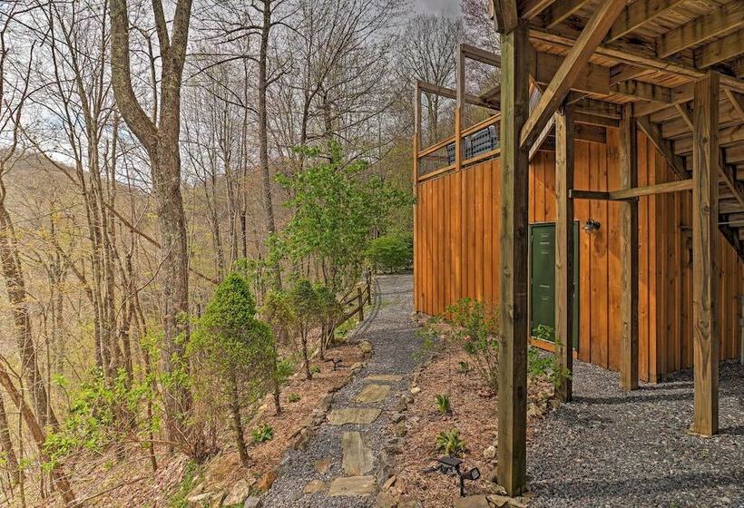 Serene Mountain Mist Retreat W/ Deck & Hot Tub!