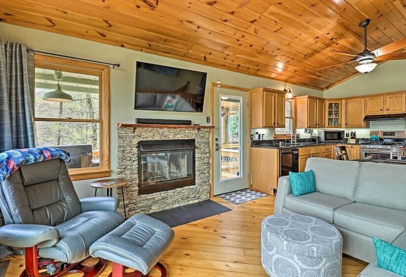 Serene Mountain Mist Retreat W/ Deck & Hot Tub!