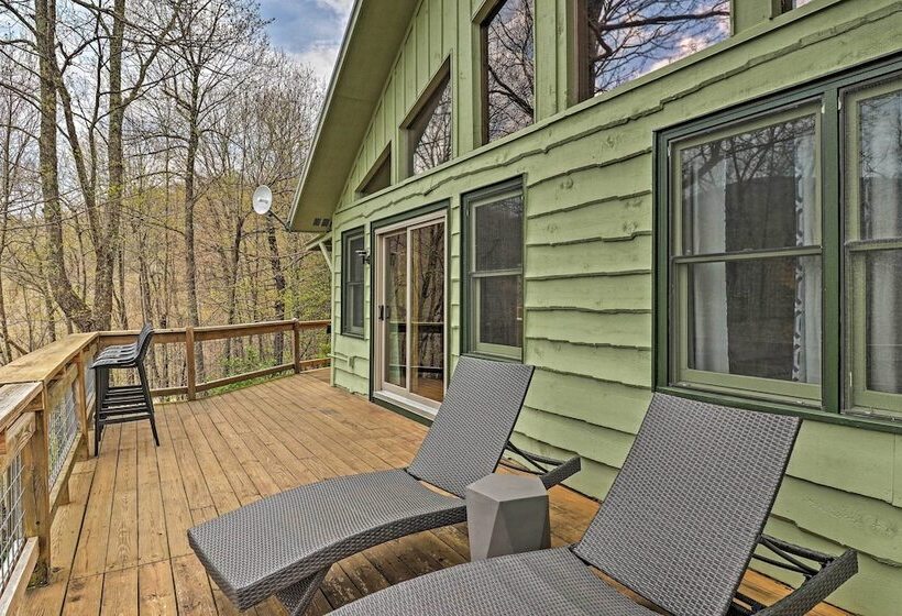 Serene Mountain Mist Retreat W/ Deck & Hot Tub!