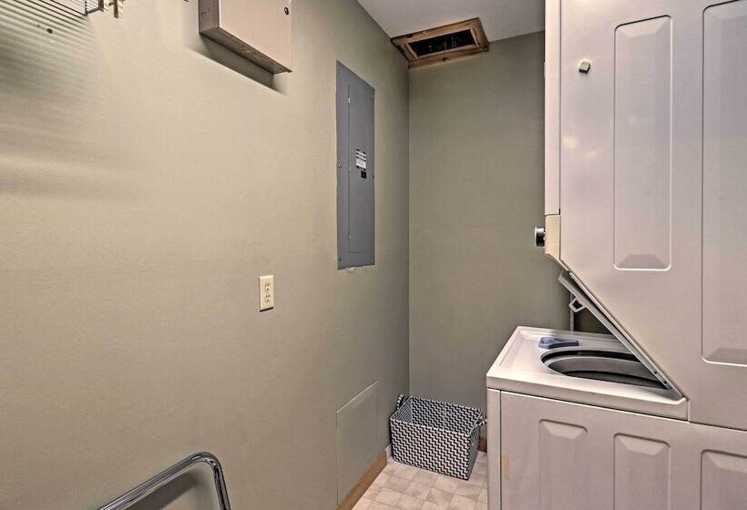 Serene Mountain Mist Retreat W/ Deck & Hot Tub!