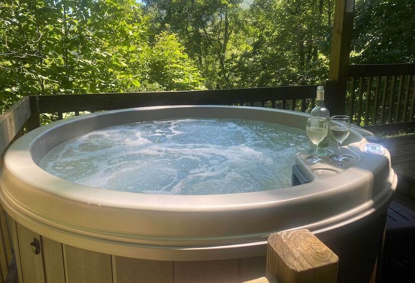 Serene Mountain Mist Retreat W/ Deck & Hot Tub!